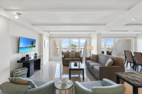 Spectacular Beachfront Property! Shared pools & jacuzzi